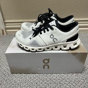 Cloud X 3 sneaker in white and black women’s size 6.5